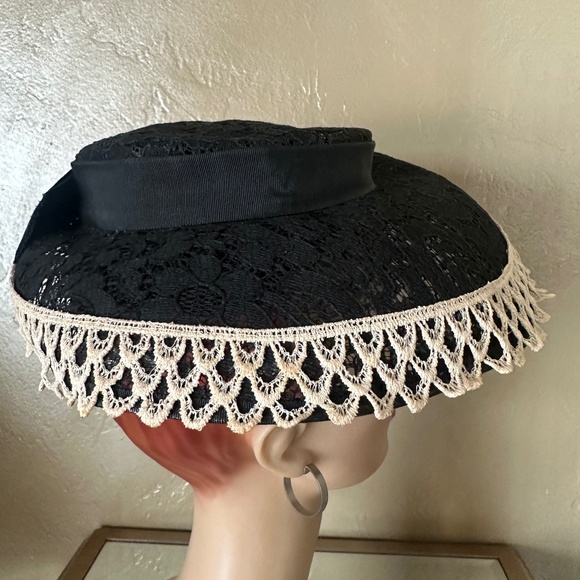 FABULOUS 1950\'s BLACK STIFF LACE PANCAKE HAT WITH OFF WHITE LACE EDGING main image 4